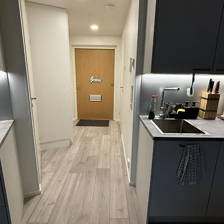 Runway Retreat Your Gateway To Convenience דירה *