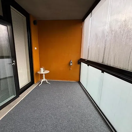 Runway Retreat Your Gateway To Convenience דירה